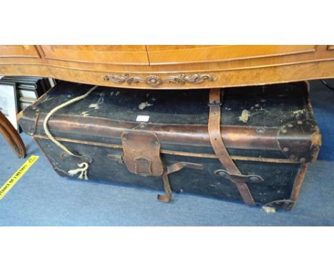 AN EDWARDIAN CANVAS AND LEATHER BOUND TRAVELLING TRUNK, 93cms wide