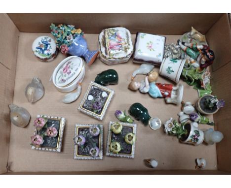 A COLLECTION OF MINIATURE CERAMIC FLOWERS, pill boxes and sundries