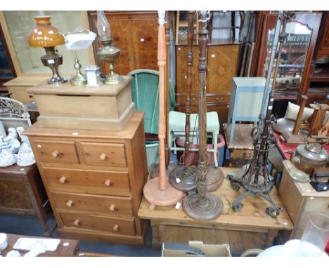 A REPRODUCTION PINE CHEST OF DRAWERS, 86cms wide, a pine coffee table and a small pine trunk