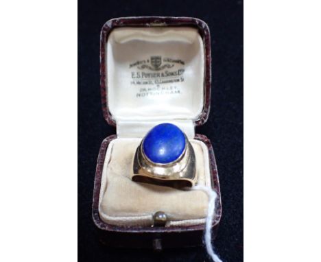 A GENTLEMAN'S LAPIS DRESS RING, on an 18ct yellow gold shank, ring size P