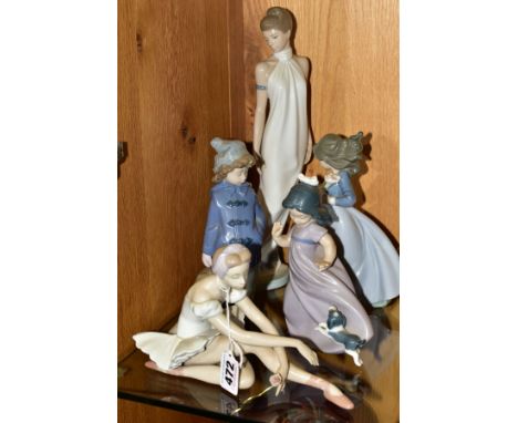 A BOXED LLADRO FIGURINE, 'Rose Ballet' No 5919, designed by Jose Luis Alvarez, together with four Nao figures 'Ready For An E