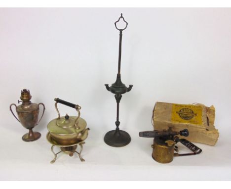 A mixed metalware lot to include a sliver plated oil lamp in the form of a twin handled trophy, further Eastern three pronged