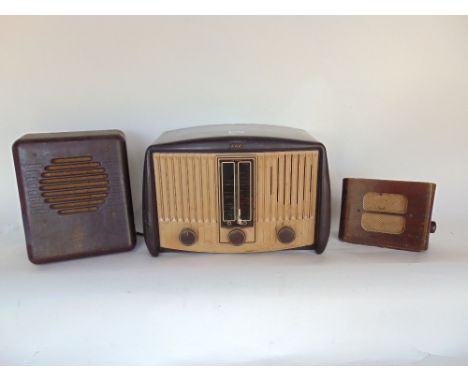 GEC cat number BC5244 vintage  Bakelite radio together with a further Bakelite speaker and wooden cased speaker (2)