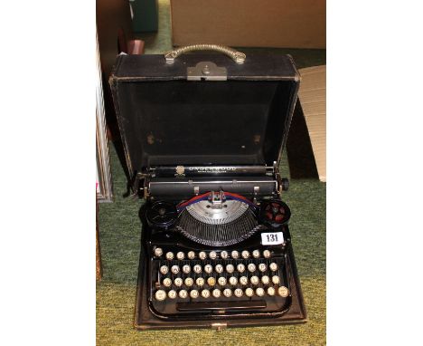 Vintage Underwood Typewriter in case 