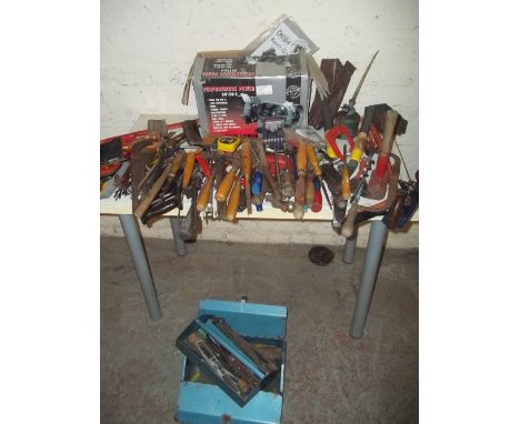 A SELECTION OF TOOLS TO INCLUDE A BOXED BENCH GRINDER