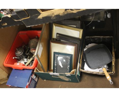 A QUANTITY OF SUNDRIES TO INCLUDE A BOXED SECURITY LIGHT, METALWARE ETC