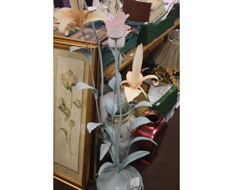 A DECORATIVE FLORAL LAMP