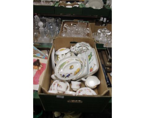 A TRAY OF CERAMICS TO INCLUDE ROYAL WORCESTER "EVESHAM" (TRAY NOT INCLUDED)
