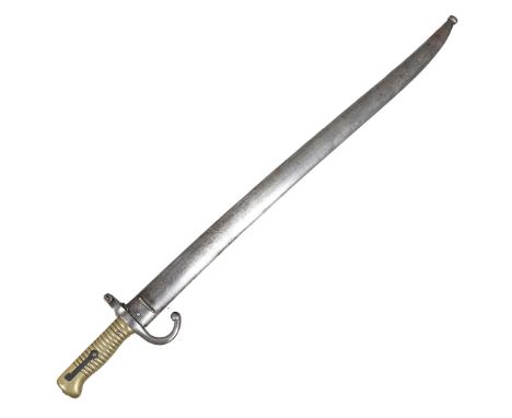 A 19TH CENTURY FRENCH CHASSEPOT BAYONET AND SCABBARD. With a 57.5 cm yataghan blade with pointed tip, single edge and broad f
