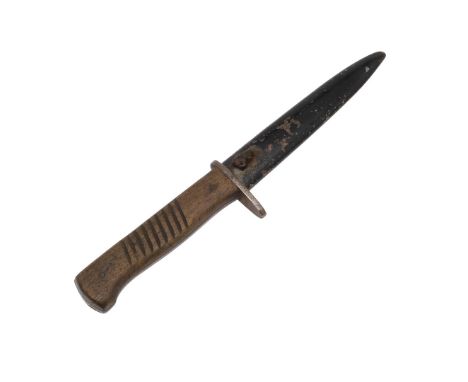 A FIRST WORLD WAR TRENCH KNIFE BY ERNST BUSCH. With a 13.5 cm pointed, double edged blade marked 'Ernst Busch Solingen' to on