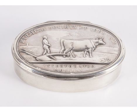 AN IRISH SILVER FARMING SOCIETY OVAL PRESENTATION SNUFF BOXThe lid decorated with a ploughing scene, detailed FARMING SOCIETY