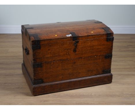 AN EARLY 20TH CENTURY IRON-BOUND OAK DOME TOP TRUNK83cm wide; 54cm deep; 60cm high