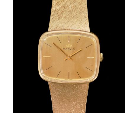 A MARVIN 9CT GOLD GENTLEMAN'S BRACELET MANUAL WIND WRISTWATCHThe curved rectangular brushed gilt dial with gilt and black bat
