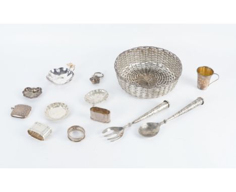 A SILVER VESTA CASE AND ELEVEN FURTHER ITEMS (12)The vesta case with foliate engraved decoration, Birmingham 1902, a silver A