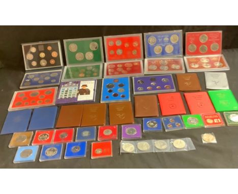 Coins - numismatics: a fine collection of Isle of Man commemorative and other coins to include: various packaged sets: Edward