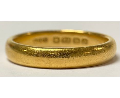 A 22ct gold wedding band, size N/O, 4.99g 