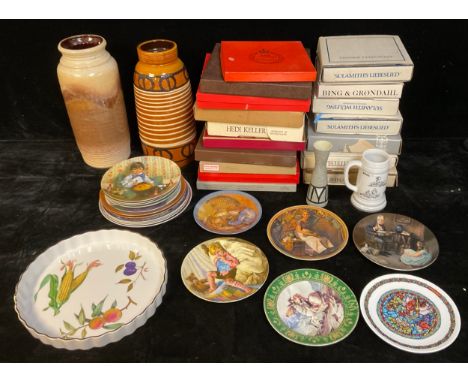 A quantity of collectors plates including Aynsley, Spode, Caverswall, Royal Crown Derby, Bing &amp; Grondahl, Konigszelt, Ros