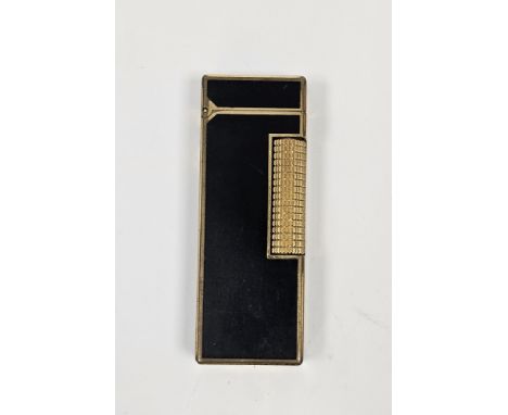Vintage Dunhill rolled gold and black lacquer lighter, stamped to base&nbsp;