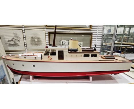 Wooden kit model motorised cabin cruiser boat&nbsp;with red and white painted hull and brass propeller, on wooden stand, 120c