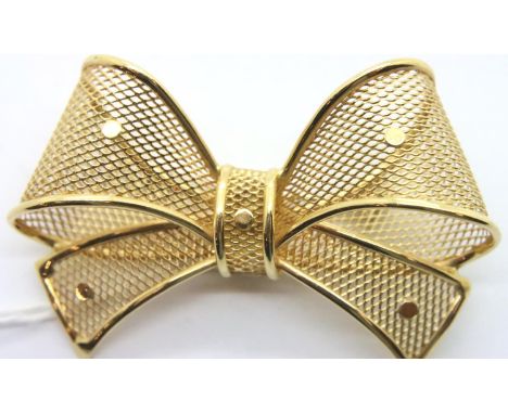 18ct gold filigree bow tie brooch, 5.2g. P&amp;P Group 1 (£14+VAT for the first lot and £1+VAT for subsequent lots) 