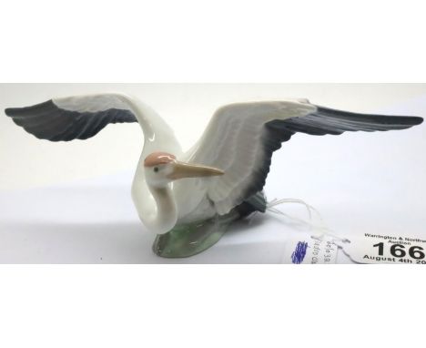 Lladro Landing Crane figurine. P&amp;P Group 2 (£18+VAT for the first lot and £3+VAT for subsequent lots) 