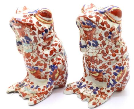 Pair of Oriental frogs in the Imari palette with four character mark to base, H: 12 cm. P&amp;P Group 3 (£25+VAT for the firs