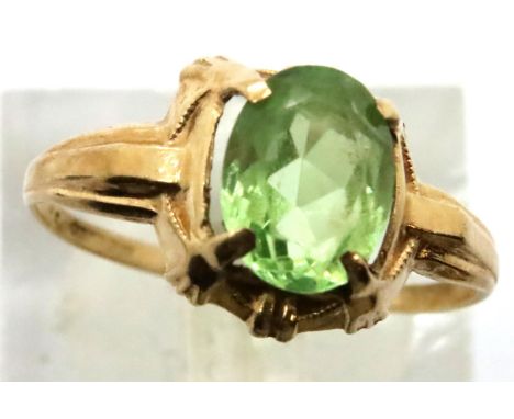 9ct gold ring set with large green stone size K/L 1.3g. P&amp;P Group 1 (£14+VAT for the first lot and £1+VAT for subsequent 