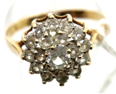 9ct gold cluster ring, size O, 2.3g. P&amp;P Group 1 (£14+VAT for the first lot and £1+VAT for subsequent lots) 