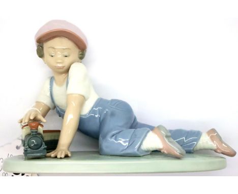 1992 Lladro Collectors Society piece, All Aboard, L: 19 cm. P&amp;P Group 2 (£18+VAT for the first lot and £3+VAT for subsequ