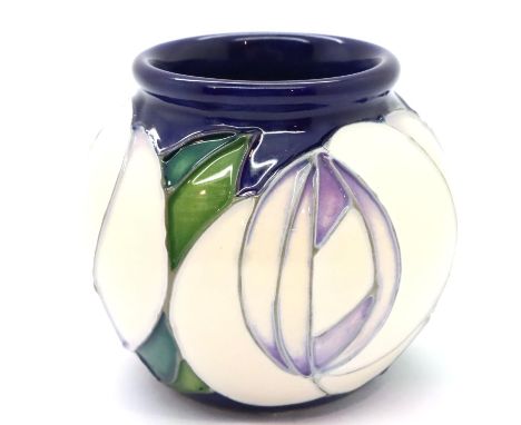 Moorcroft vase in the White Rose pattern, H: 6 cm. P&amp;P Group 1 (£14+VAT for the first lot and £1+VAT for subsequent lots)