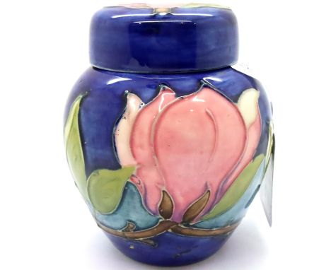 Moorcroft ginger jar in the Magnolia pattern. H: 11 cm. P&amp;P Group 2 (£18+VAT for the first lot and £3+VAT for subsequent 