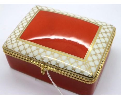 Limoges Dubarry trinket box, L: 12 cm. Some light surface marks but otherwise no cracks, chips or visible restoration. P&amp;