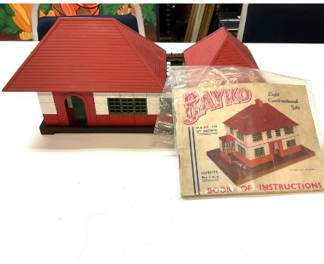 A bayko construction set and a box of various toys including some dinky toys. (C)