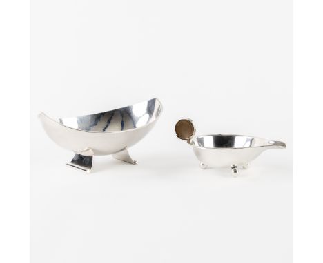 Two Silver Sauce Boats. Grann & Laglaye (Denmark) en Bruckmann & Söhne (Germany). Art Deco. Silver.Silver sauce boat, with wo