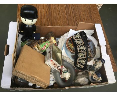 A mixed box of items to include wooden shoe trees, ceramic figurines, boxed Rolls Razor, wood carving of Shakespeare, vintage