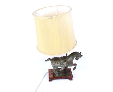 A 20th century table lamp. Featuring a bronze Chinese style horse mounted on a wooden plinth, H27cm (excluding fitting)