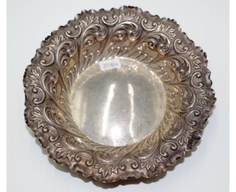 Edwardian silver bowl hallmarked Sheffield 1902 (Fenton Brothers Ltd), 17cm diameter, 131 grams