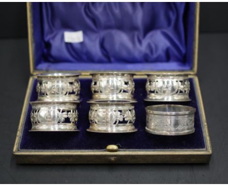 Cased set of 5 sterling silver napkin rings hallmarked Birmingham 1902, maker: Arthur Cook, each pierced with 3 leaf clovers 