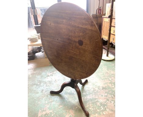 A Georgian till top table on tripod base with pad feet. W:77cm x D:77cm x H:71cm
