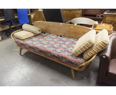 A RETRO VINTAGE ERCOL STUDIO COUCH/SOFA DAY BED WITH LOOSE CUSHIONS 