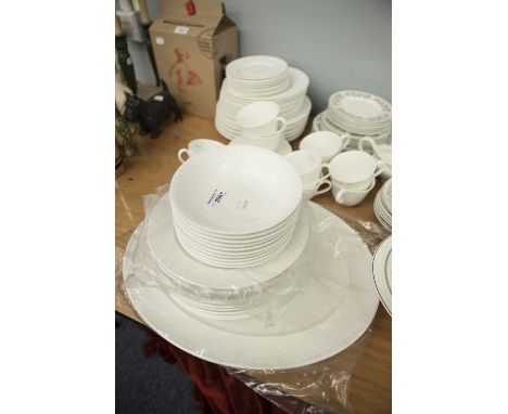 A SPODE 'MANSARD' DINNER SERVICE FOR TEN PERSONS, APPROX 65 PIECES 