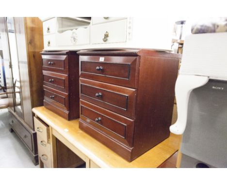 PAIR OF MODERN THREE DRAWER BEDSIDE DRAWERS, WHITE AND GILT FINISHED DRESSING TABLE AND A  POUFFE ON PLINTH 