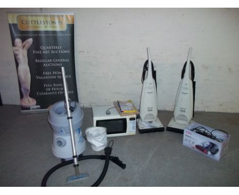 A SELECTION OF TWO PANASONIC UPRIGHT VACUUMS, ONE BOXED AEG RAPID CLEAN VAC, ONE HOOVER AQUAMASTER CARPET CLEANER AND A PANAS