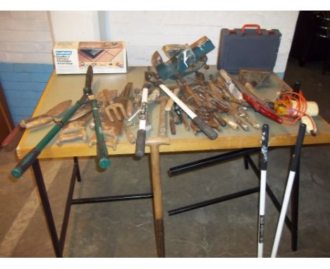 A SELECTION OF TOOLS AND A RECORD ENGINEER'S VICE