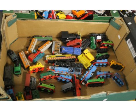A COLLECTION OF MODEL TRAINS AND CARRIAGES TO INCLUDE 'THOMAS THE TANK ENGINE' TYPE TOGETHER WITH A TRAY OF ASSORTED ITEMS TO
