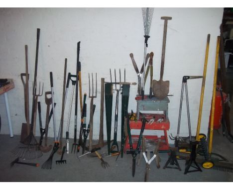 A LARGE SELECTION OF GARDEN TOOLS