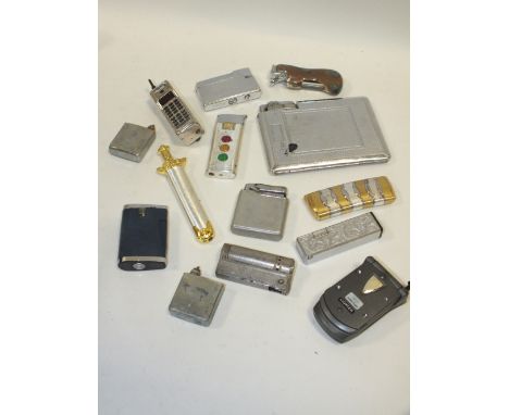 A COLLECTION OF VINTAGE AND MODERN LIGHTERS TO INCLUDE NOVELTY EXAMPLES 