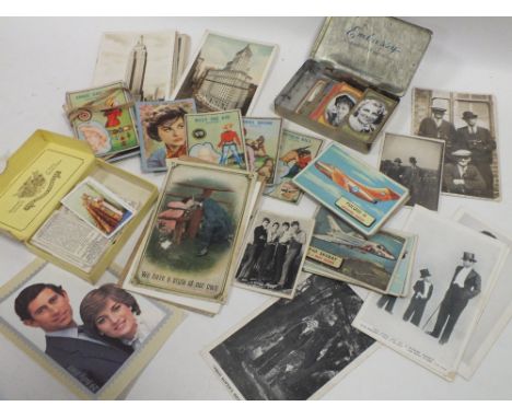 A COLLECTION OF VINTAGE CIGARETTE CARDS ETC