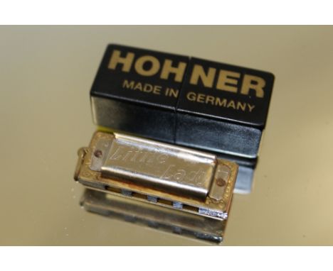 A MINIATURE HOHNER LITTLE LADY HARMONICA IN ORIGINAL BOX 