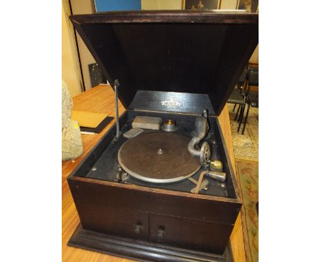 A VINTAGE OAK CASED WIND UP TABLETOP GRAMOPHONE 